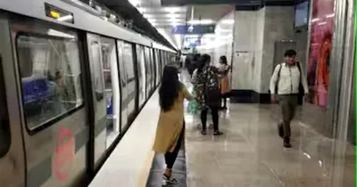 metro train  ಮೆಟ್ರೋ ಬಾಗಿಲು ಮುಚ್ಚುವಾಗ ಸೀರೆ ಸಿಕ್ಕಿ ಬಿದ್ದ ಮಹಿಳೆ    ನಂತರ ಏನಾಯ್ತು ಗೊತ್ತಾ  