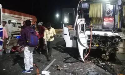 davangere road accident ಬೆಳಗಾವಿ ಅಧಿವೇಶನಕ್ಕೆ ತೆರಳುತ್ತಿದ್ದ ಬಸ್ ಭೀಕರ ಅಪಘಾತ  ಆದ್ರೆ ಮುಂದೆಯೇ ಇದ್ದ ಇವರಿಗೇನು ಆಗಲೇ ಇಲ್ಲ    ಮುಂಭಾಗ ಛಿದ್ರವಾದ್ರೂ ಇವರು ಭದ್ರವಾದದ್ದೇಗೆ   