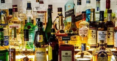 liquor sale  ಮದ್ಯ ಪ್ರಿಯರೇ ಹೊಸ ವರ್ಷಕ್ಕೆ ರೇಟ್ ಹೆಚ್ಚಳವೇ ನಿಮಗೆ ಗಿಫ್ಟ್  ನಾಳೆಯಿಂದ ಬಿಚ್ಚಬೇಕು ಇಷ್ಟು ಹೆಚ್ಚುವರಿ ದುಡ್ಡು