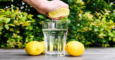 lemon water  ಯಾರು ಬೆಳಿಗ್ಗೆ ನಿಂಬೆ ನೀರನ್ನು ಕುಡಿಯಬಾರದು  ಆರೋಗ್ಯ ತಜ್ಞರು ಏನು ಹೇಳುತ್ತಾರೆ 