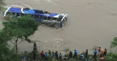 nepal landslide  ಭೀಕರ ಮಳೆಗೆ ಭೂಕುಸಿತ  ಉಕ್ಕಿ ಹರಿಯುತ್ತಿರುವ ನೀರಿಗೆ ಬಿದ್ದ 63 ಜನರನ್ನು ಹೊತ್ತೊಯ್ಯುತ್ತಿದ್ದ ಬಸ್‌  ಕಣ್ಮರೆ