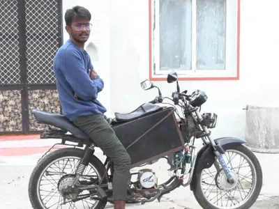 tvs motor bike ಅನ್ನು ಎಲೆಕ್ಟ್ರಿಕ್ ಬೈಕ್ ಆಗಿ ಪರಿವರ್ತಿಸಿದ ಯುವಕ  ಒಮ್ಮೆ ಚಾರ್ಜ್ ಮಾಡಿದ್ರೆ 60 ಕಿ ಮಿ ಹೋಗಬಹುದು