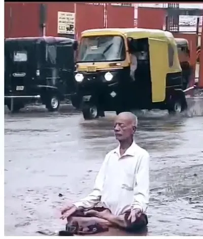 rain  ಧಾರವಾಡದಲ್ಲಿ ಮಳೆ ಆರ್ಭಟ  ನಡುರಸ್ತೆಯಲ್ಲೇ ವೃದ್ಧನ ಭಯಂಕರ ತಪಸ್ಸು… 