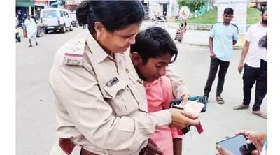 bagalkot police  ಕಾಲೇಜು ಫೀಸ್ ನಲ್ಲಿ ದಂಡ ಕಟ್ಟಿದ್ದೇನೆ ಮೇಡಂ  ಮನೇಲಿ  ಬೈತಾರೆ ಎಂದ ಬಾಲಕ   ಕರಗಿ ಕಣ್ಣೀರಾದ ಲೇಡಿ ಪಿಎಸ್ಐ  