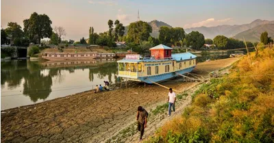 heatwave in kashmir  ಇಲ್ಲಿ ಮಳೆಗೆ ಶಾಲೆಗೆ ರಜೆ  ಕಾಶ್ಮೀರದಲ್ಲಿ ಬಿಸಿಲಿಗೆ ಶಾಲೆಗಳಿಗೆ ರಜೆ ಘೋಷಣೆ  ತಣ್ಣನೆಯ ಕಾಶ್ಮೀರದಲ್ಲಿ ಅಷ್ಟೊಂದು ಬಿಸಿಲೇ  