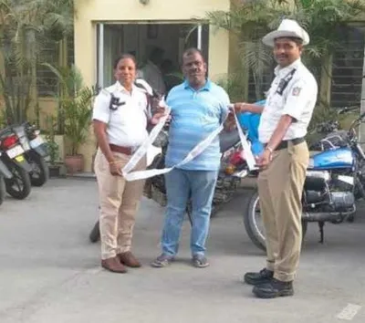 traffic police  ಟ್ರಾಫಿಕ್ ನಿಯಮ ಉಲ್ಲಂಘನೆ   ವ್ಯಕ್ತಿಯಿಂದ ₹49 100 ದಂಡ ವಸೂಲಿ ಮಾಡಿದ ಬೆಂಗಳೂರು ಪೊಲೀಸರು