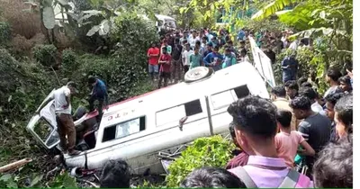 school bus accident  ಶಾಲಾ ಬಸ್ ಪಲ್ಟಿ  25ಕ್ಕೂ ಹೆಚ್ಚು ವಿದ್ಯಾರ್ಥಿಗಳಿಗೆ ಗಾಯ  