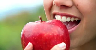 apple eating  ಒಳ್ಳೆದು ಅಂತ ಸೇಬು ಹಣ್ಣು ಇಷ್ಟ ಬಂದ ಟೈಮ್ ನಲ್ಲಿ ತಿನ್ನುವ ಹಾಗಿಲ್ಲ  ಅದಕ್ಕೂ ಹೊತ್ತು ಗೊತ್ತು ಇದೆ 